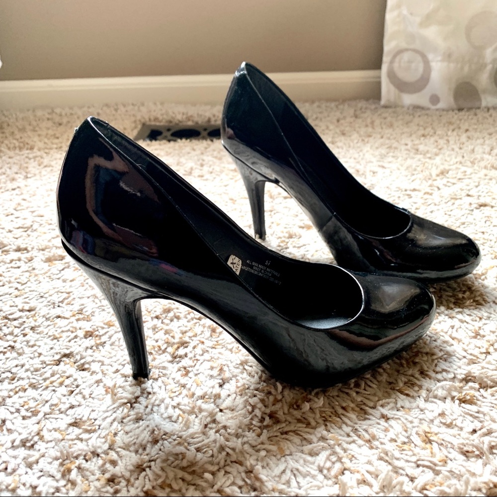 Black faux patent leather round toe pumps sz 5.5